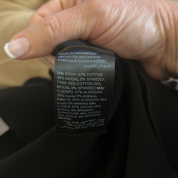 Chicos crop black pant. Great for Spring and Summer! Size 2 like a 12/14. - Picture 4 of 4